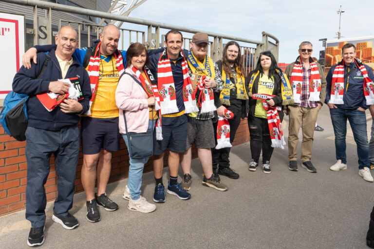 Écharpes de football personnalisées pour le Midnite Express : un projet Wembley réalisé dans l’urgence